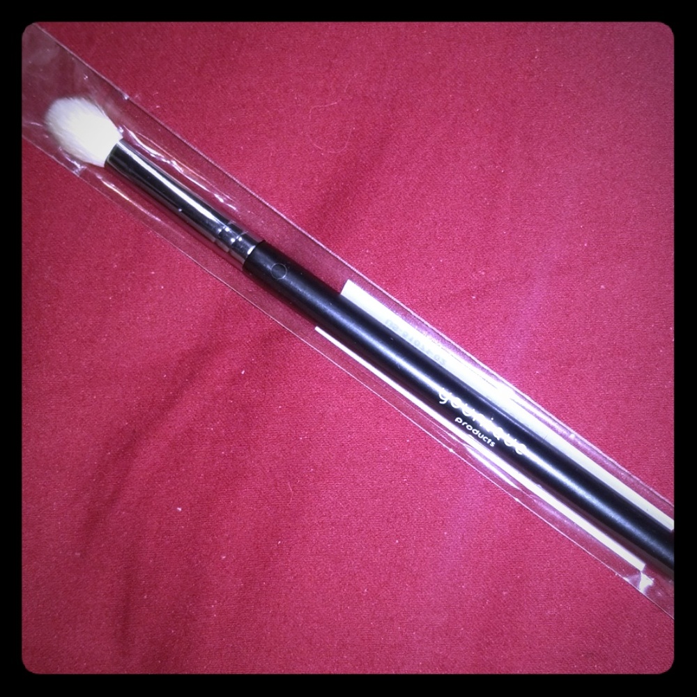 New Fluffy Crease Brush by Younique